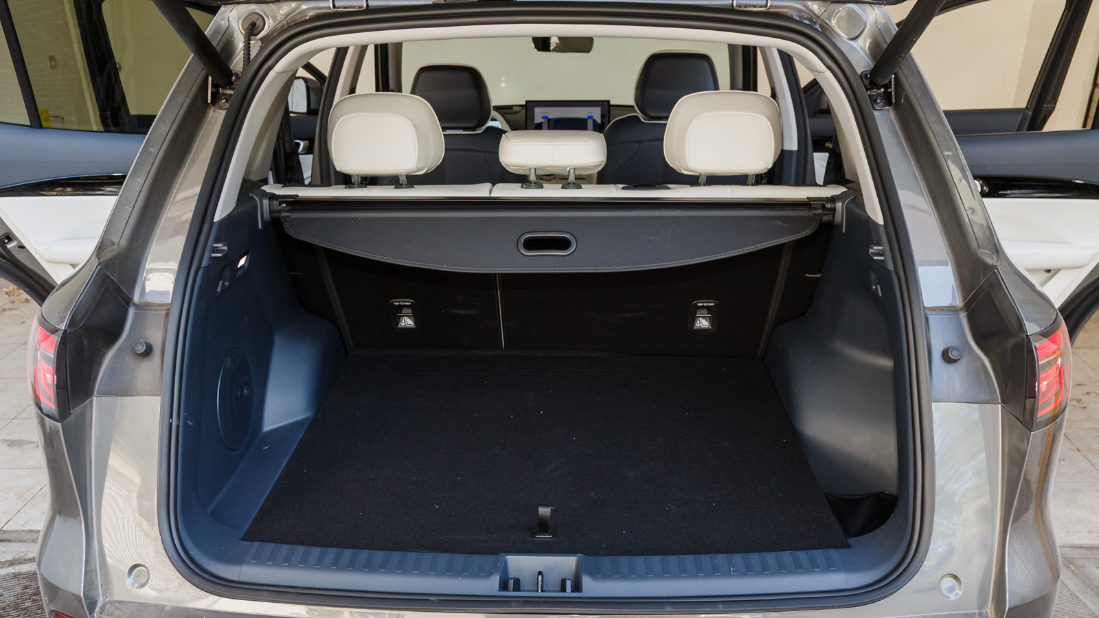 Πολύ ευρύχωρο για τους επιβάτες είναι το Geely EX5, όμως έχει μέτριο χώρο αποσκευών. Το κυρίως πορτ-μπαγκάζ του χωράει 410 λίτρα και αυτά με την πιο κ